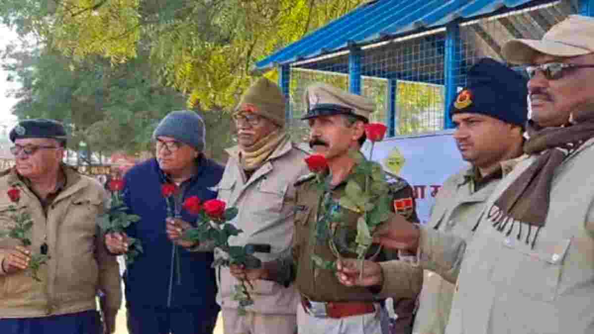 नए साल पर अंबाला की रोड सेफ्टी आर्गेनाइजेशन की अनूठी पहल, वाहन चालकों को बांटे गुलाब के फूल; पढ़ें वजह Ambala Police