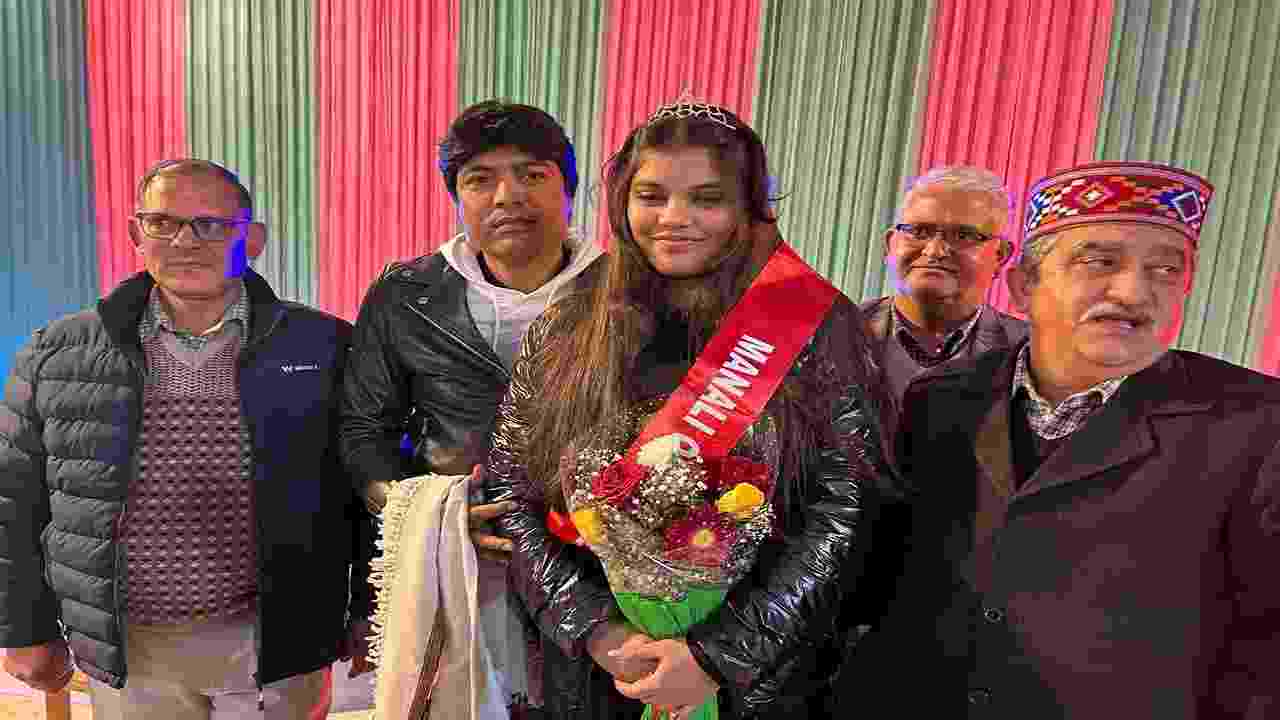 फरीदाबाद की अंशिका ने जीता 'न्यू ईयर क्वीन 2025' का ख़िताब, 12 प्रतियोगियों को पछाड़कर पाई उपलब्धि Anshika Faridabad
