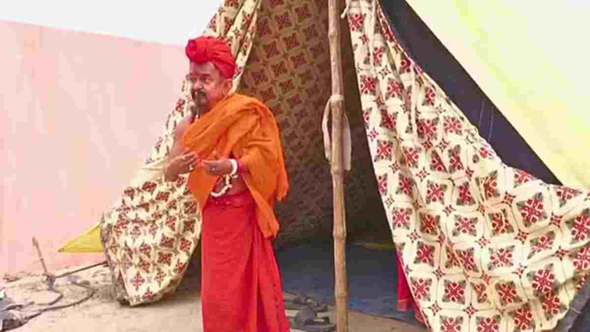 महाकुंभ मेले में सुर्खियां बटोर रहे 3 फीट के छोटू बाबा, 32 साल से नहीं नहाने का किया दावा Chotu Baba