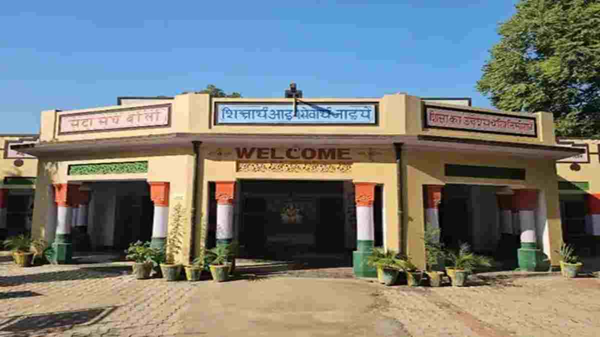 हिसार के इस स्कूल ने सौंदर्यीकरण में मारी बाजी, जीता 1 लाख रूपए ईनाम; 70 साल से बिल्डिंग ज्यों कि त्यों Hisar School News compressed
