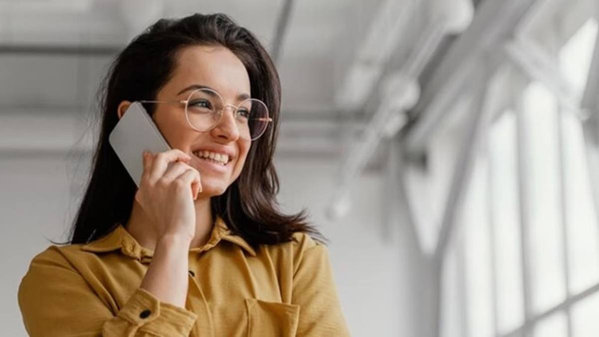 TRAI के निर्देशों के बाद टेलीकॉम कंपनियों का नया दांव, वॉइस पैक तो मिला, लेकिन कीमत रखी ज्यों की त्यों Mobile Phone Call compressed