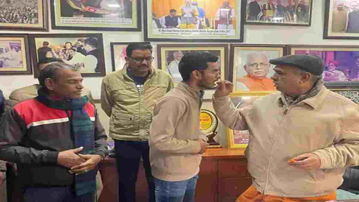 हरियाणा में गरीब मजदूर के बेटे को मिली SDO की नौकरी, विधायक ने मिठाई खिलाकर दी बधाई Rahul Faridabad