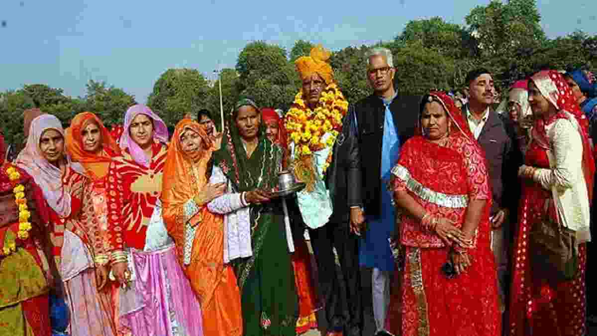 हरियाणा पुलिस के जवान ने अपनी रिटायरमेंट को बनाया खास, हेलिकॉप्टर से पहुंचा गांव Vijay Jalalpur