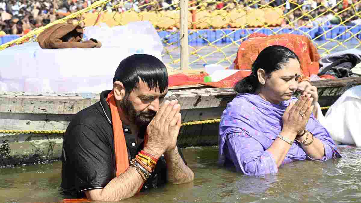 CM नायब सैनी ने महाकुंभ में लगाया पुण्य का गोता, रुद्राक्ष बेचने वाली लड़की को दी आर्थिक मदद; सोशल मीडिया पर छाई तस्वीरें CM Nayab Mahakumbh