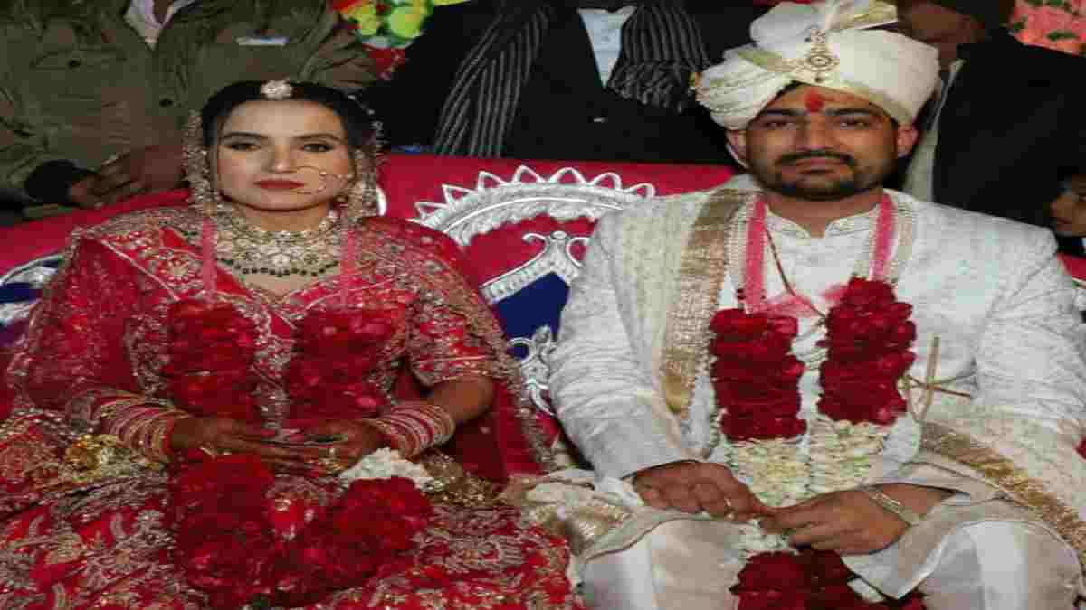 हरियाणा में डॉक्टर दंपति की शादी बटोर रही सुर्खियां, शगुन के तौर पर लिया मात्र 1 रूपया Doctor Couple Marriage Shadi Charkhi Dadri