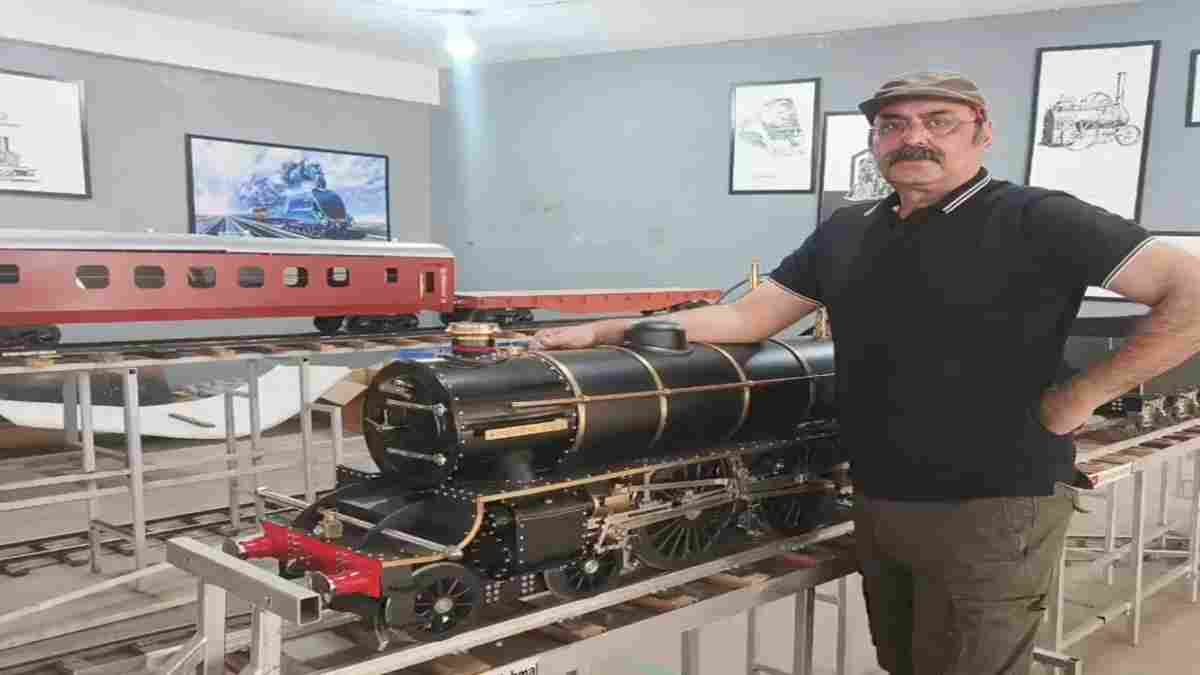 अनोखा घर- अनोखी ट्रेन; संजय कुमार का मिनी रेलवे स्टेशन, जहां हर वक्त गूंजती ट्रेन की आवाज Engine Man Unique House