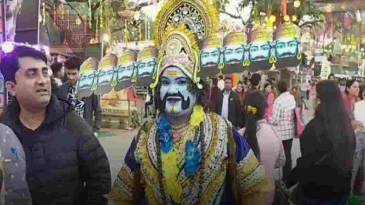 फरीदाबाद के सूरजकुंड मेले में आकर्षण का केंद्र बना 'चिराग से निकला जिन्न', लोगों का हो रहा खूब मनोरंजन Faridabad Jinna compressed