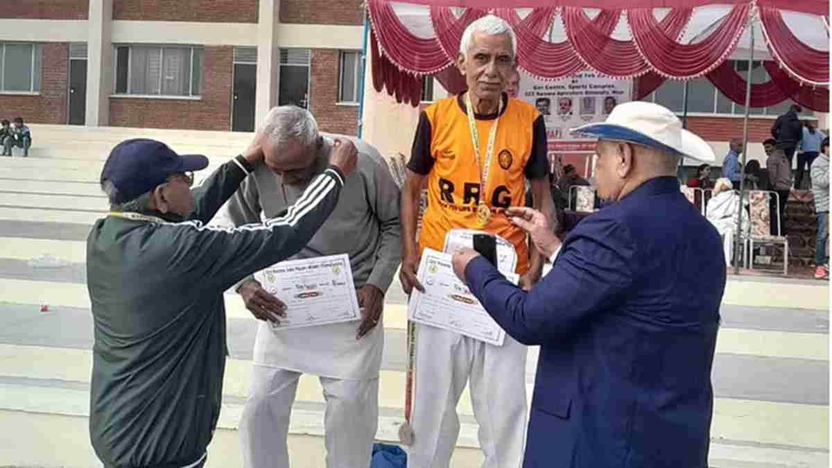 मिलिए हरियाणा के 'मैडल वीर' रामफल और श्रीभगवान से, पोते- पोती खिलाने की उम्र में जीत रहे 'सोना' Ram Fal And Shri Bhagwan