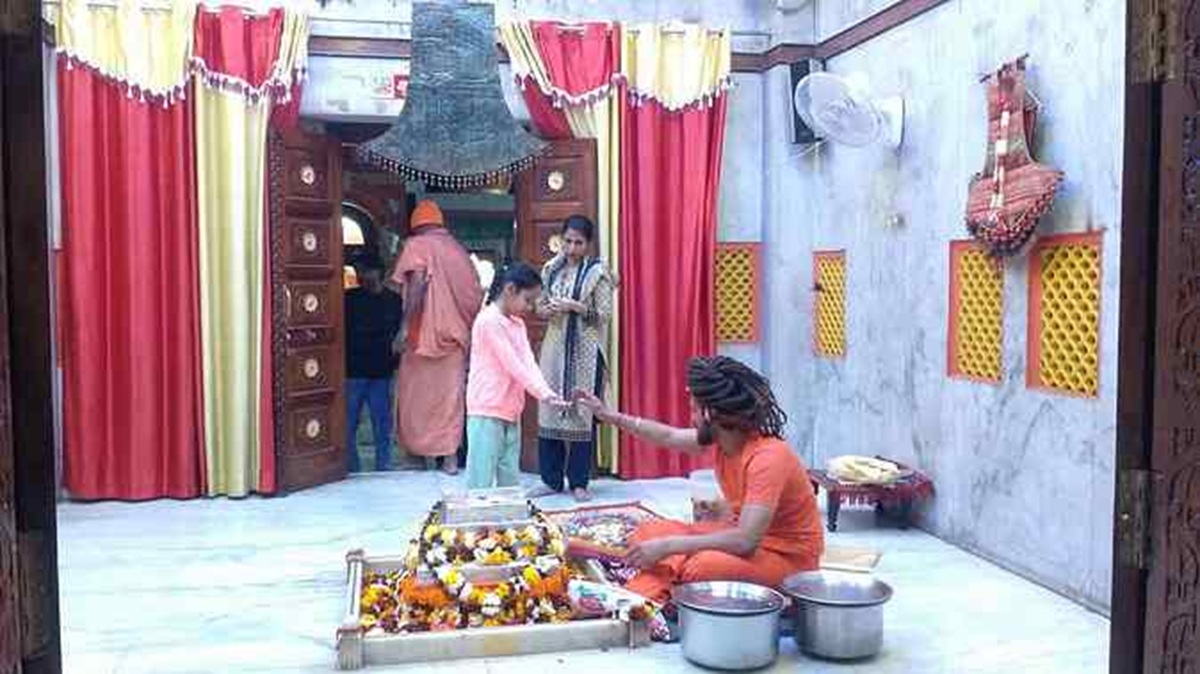 झज्जर के इस मंदिर में दुल्हेंडी के दिन चढ़ाएं जाते हैं पंखे, बाबा प्रसाद गिरी महाराज ने ली थी जीवित समाधि Baba Prasad Giri Temple 1