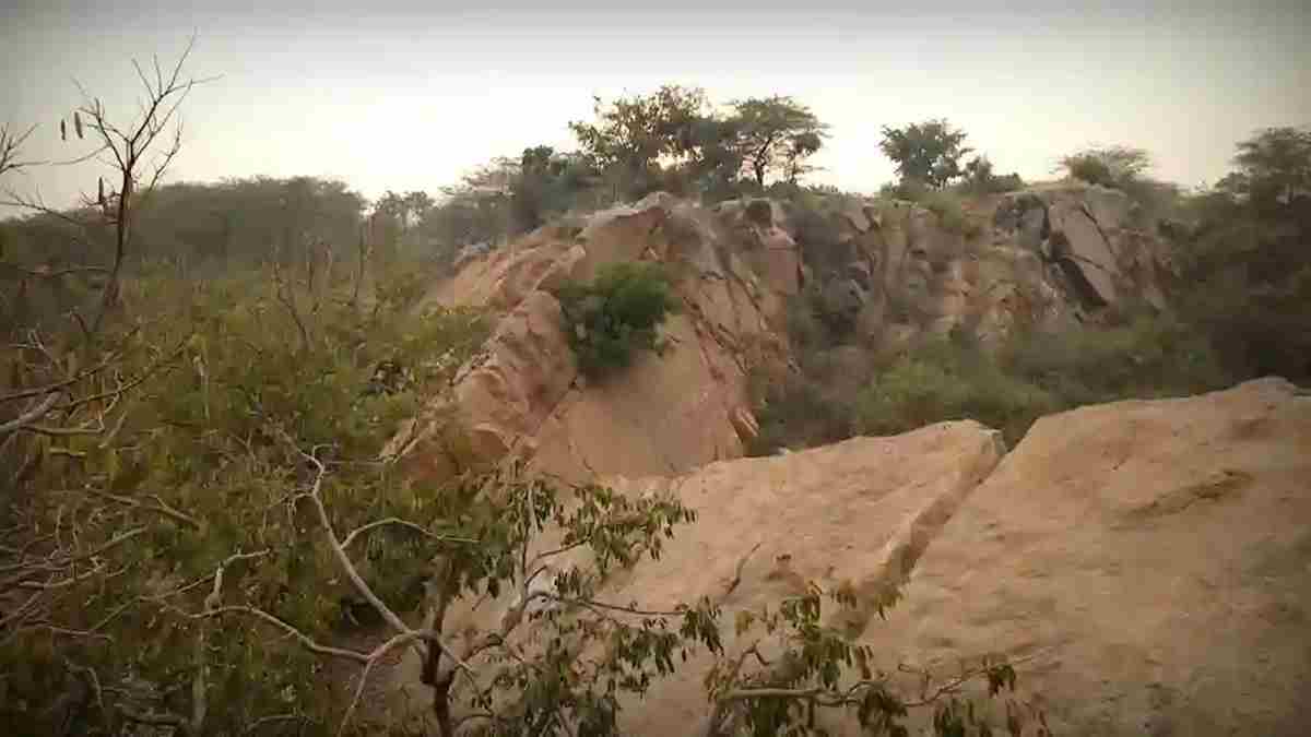 फरीदाबाद की पहाड़ियों में स्थित हवा में लटका चमत्कारी मंदिर, जानें रहस्यों से भरा रोचक इतिहास Latadhari Temple Faridabad