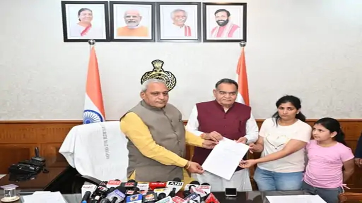 हरियाणा सरकार ने शहीद की बहन को दी सरकारी नौकरी, मंत्री रणबीर गंगवा ने सौंपा JE का नियुक्ति पत्र Miss Neeraj