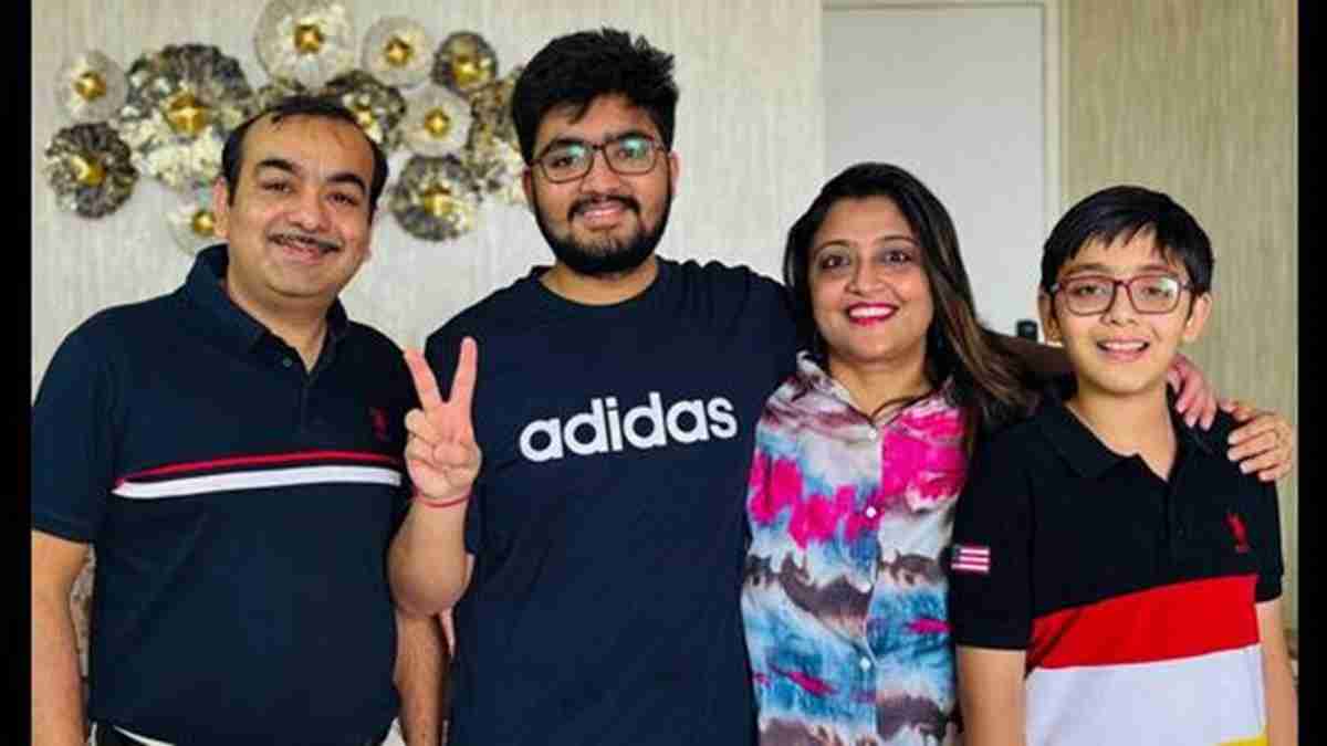 मोबाइल छोड़ चुनी मेहनत, पढ़ें JEE Mains में हरियाणा के टॉपर करने वाले स्टूडेंट अमोघ बंसल की प्रेरणादायक कहानी Amogha Bansal Gurugram