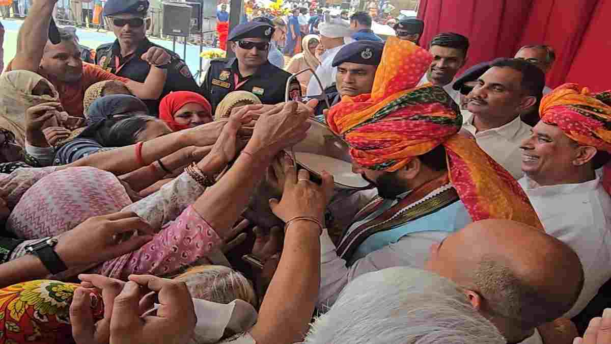 हरियाणा के मुख्यमंत्री की पूर्व CM हुड्डा के गढ़ में विशेष खातिरदारी, महिलाओं ने बाल्टी भर कर पिलाया दूध CM Nayab Singh Saini