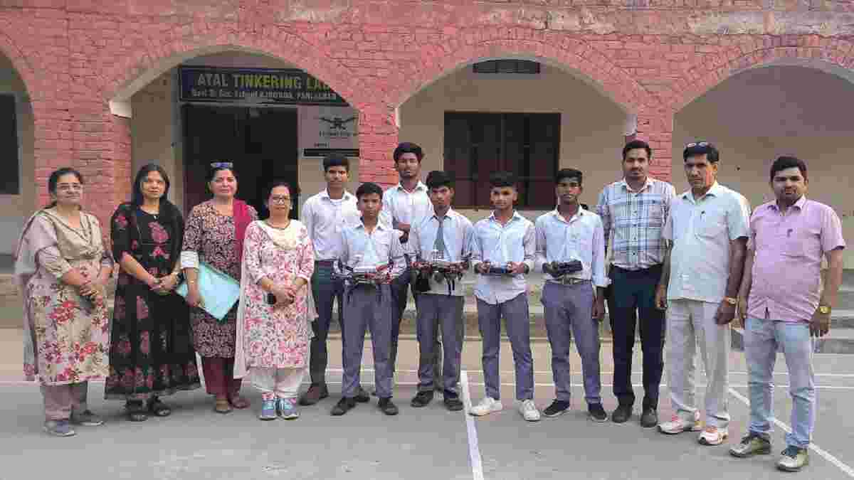 हरियाणा में सरकारी स्कूल के बच्चों ने किया कमाल, पढ़ते-पढ़ते बना डाला बेमिसाल ड्रोन Faridabad School