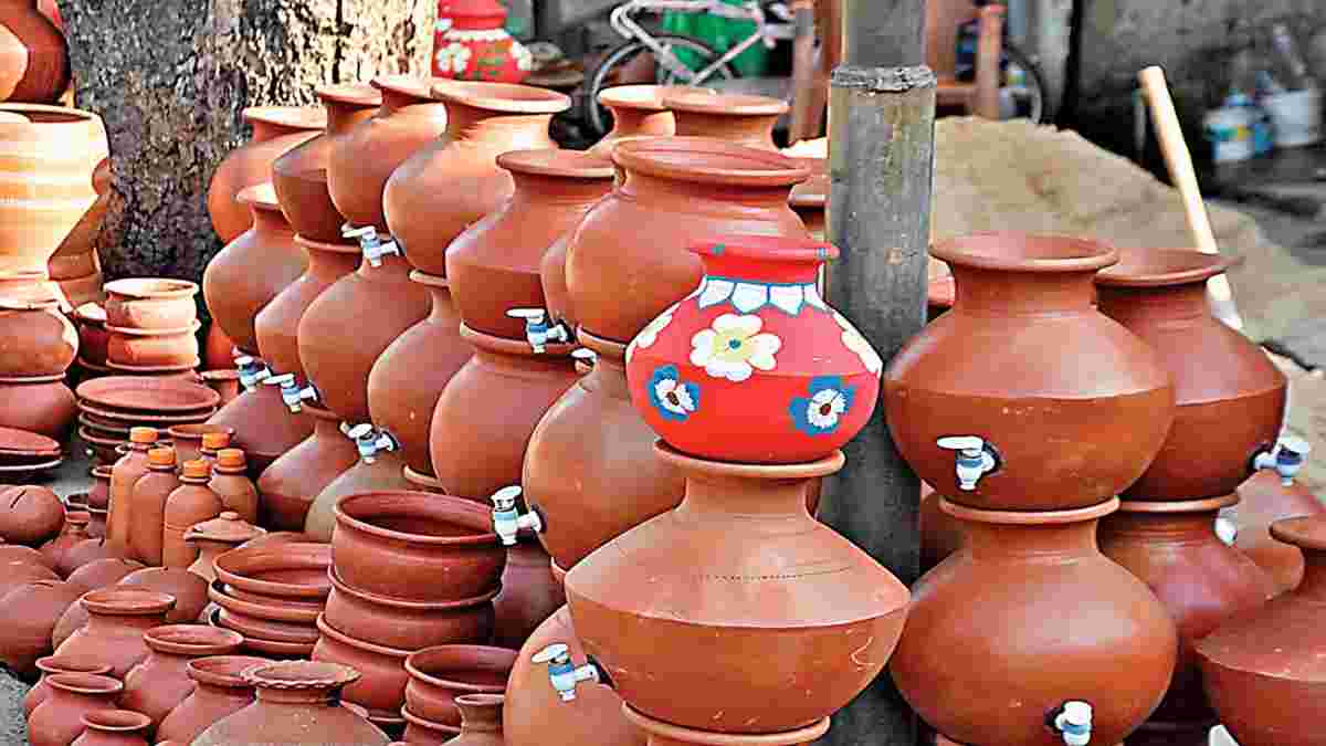 गर्मी के सीजन में धड़ल्ले से बिक रही मिट्टी की बनी थरमस, तंगहाली में गुजर रहा बनाने वालों का जीवन Pot Matka
