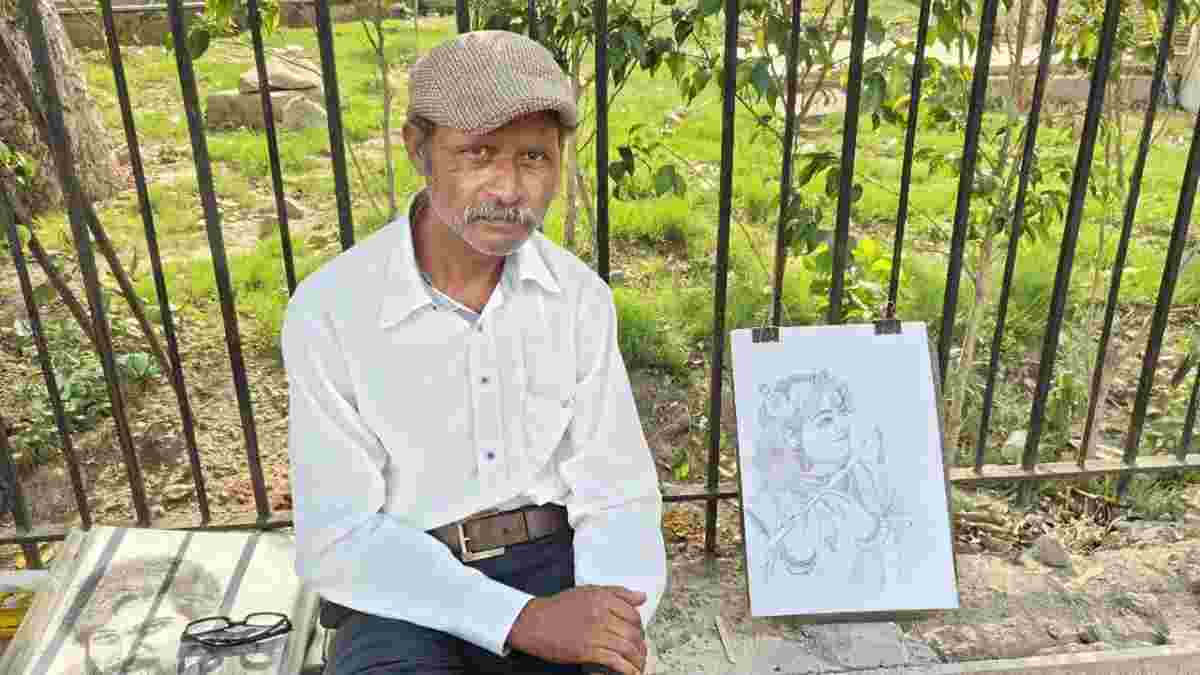 हरियाणा के बुजुर्ग कल्याण ने बनाया स्केचिंग को रोजगार, 15 मिनट में बना देते हैं हूबहू स्केच Delhi Live Scatch
