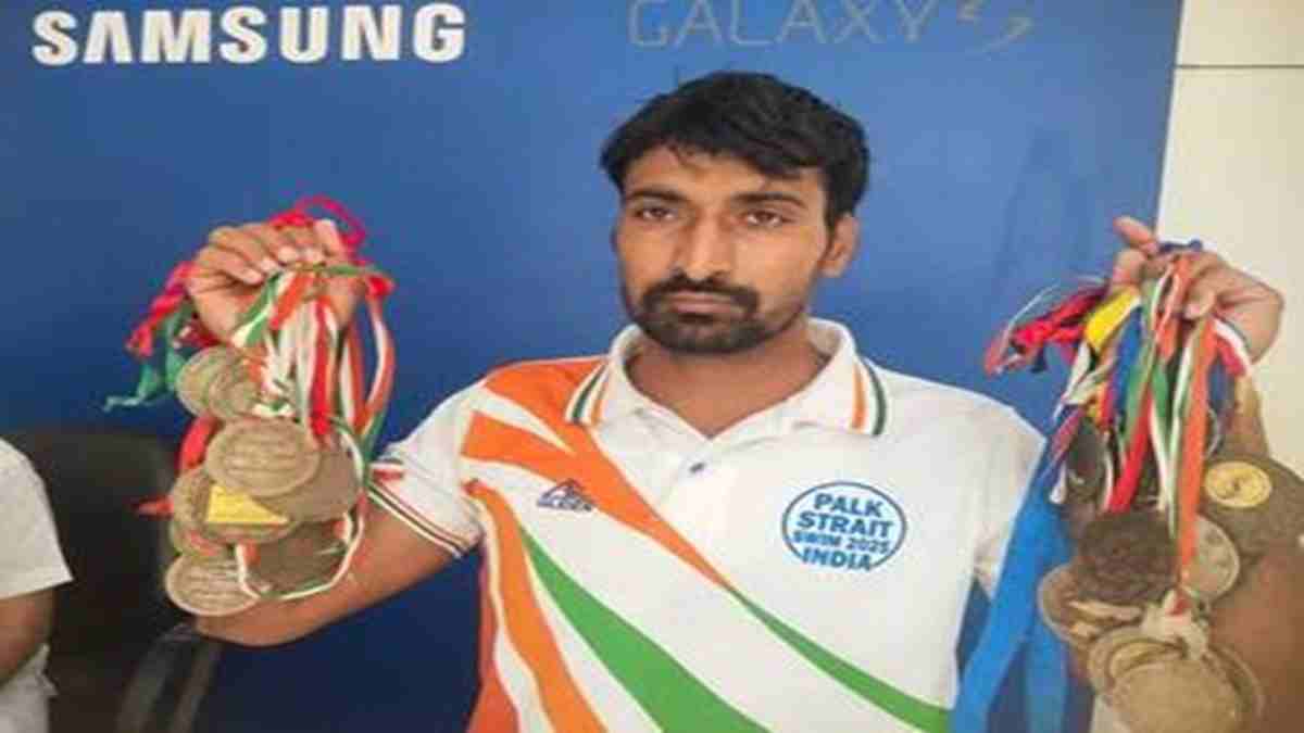 हरियाणा के दिव्यांग राजबीर ने रचा इतिहास, साढ़े 8 घंटे में पार किया रामसेतु; जोहड़ में सीखा तैरना Disables Swimmer Rajveer Mahendragarh