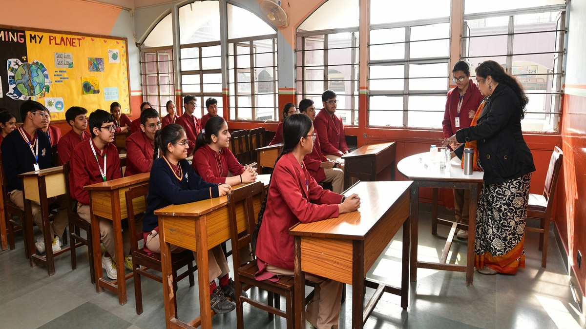 फ्री में करें AI के यह 5 बेस्ट कोर्सेज, घर बैठे मिलेगी ट्रेनिंग; नौकरी की राह होगी आसान Teacher Schhol Student