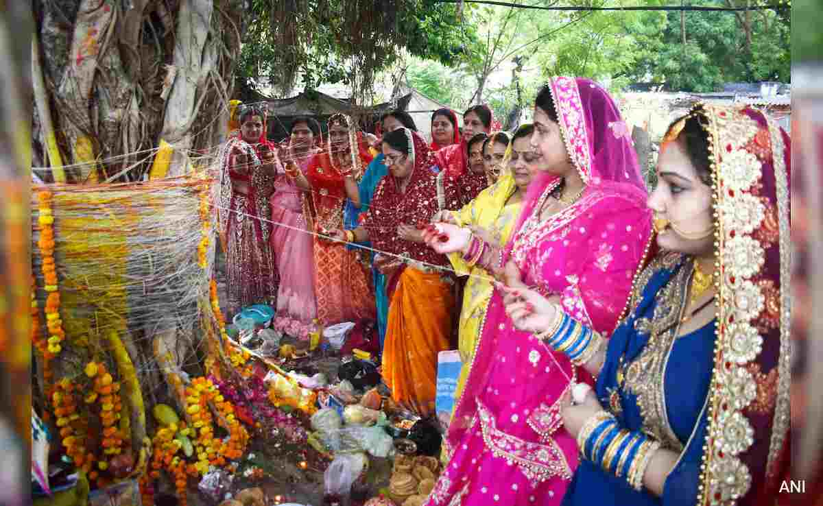 26 मई को रखा जाएगा वट सावित्री का व्रत, जानें पूजा का शुभ मुहर्त और विधि Vat Savitri