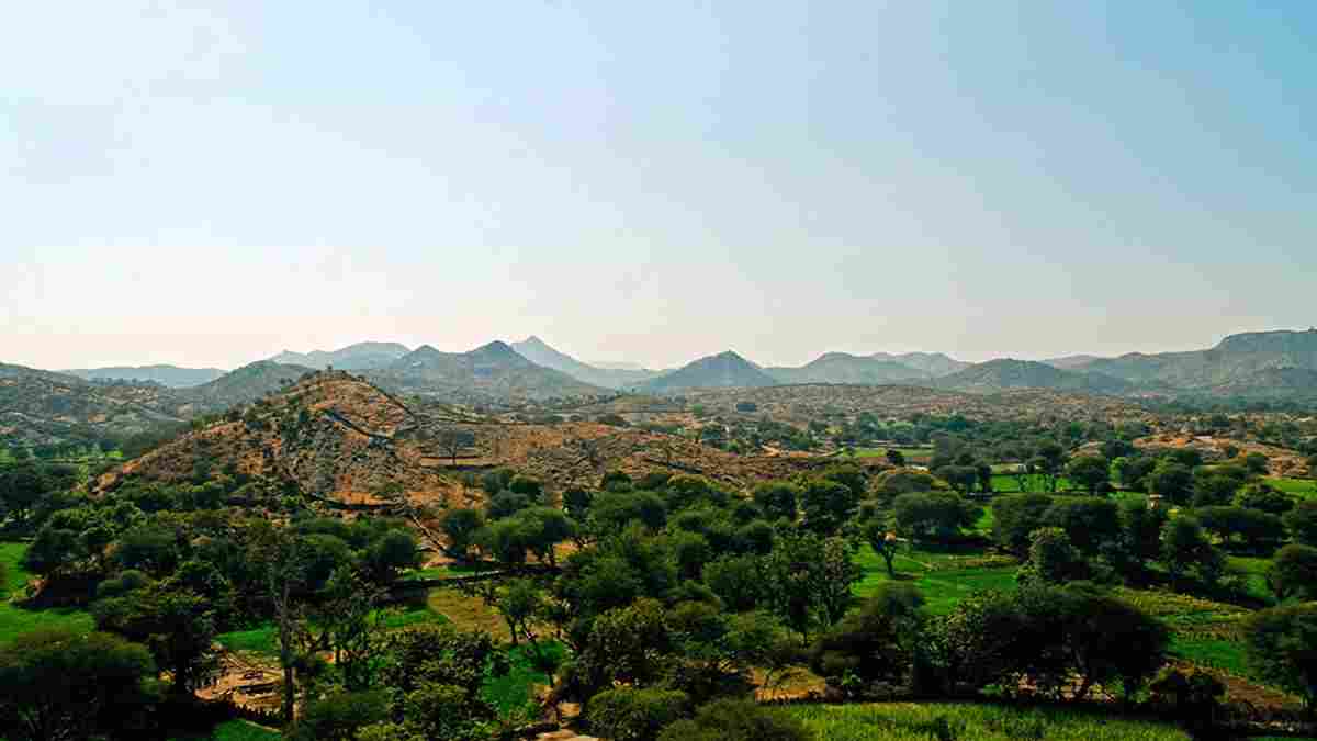 अरावली पहाड़ियों में कुदरत का करिश्मा, फरीदाबाद के इस स्थान पर खुद उभर आई भोलेनाथ और हनुमान की मूर्तियां Aravali Hills