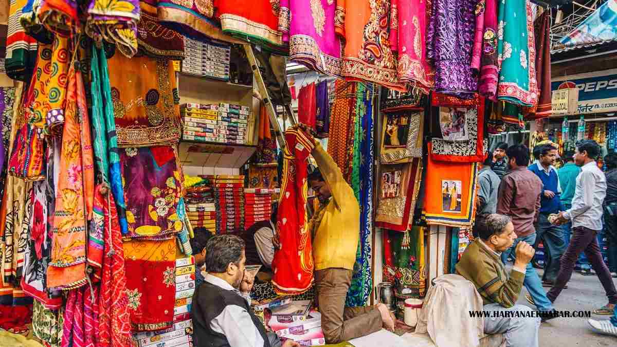 तीज पर दिल्ली के बाजारों में उमड़ी रौनक, साड़ी से लेकर ज्वेलरी तक यहां मिलेगा यूनिक कलेक्शन Cloth Shop Bajar Market