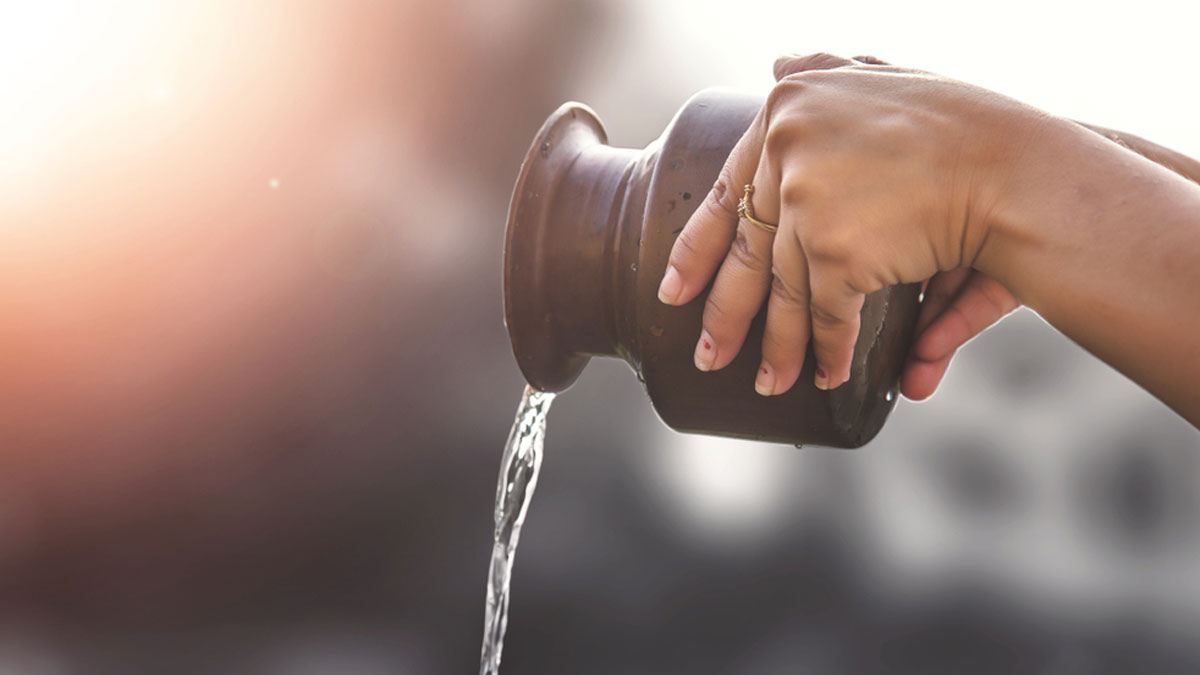 मंदिर या घर के इस स्थान पर रख गंगाजल, इन नियमों का रखे विशेष ध्यान Gangajal