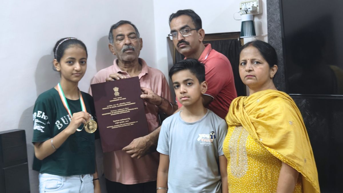 हिसार का मूकबाधिर परिवार बना प्रेरणा की मिसाल, बेटी जानवी को मिल चुका राष्ट्रपति पुरस्कार Hisar Family