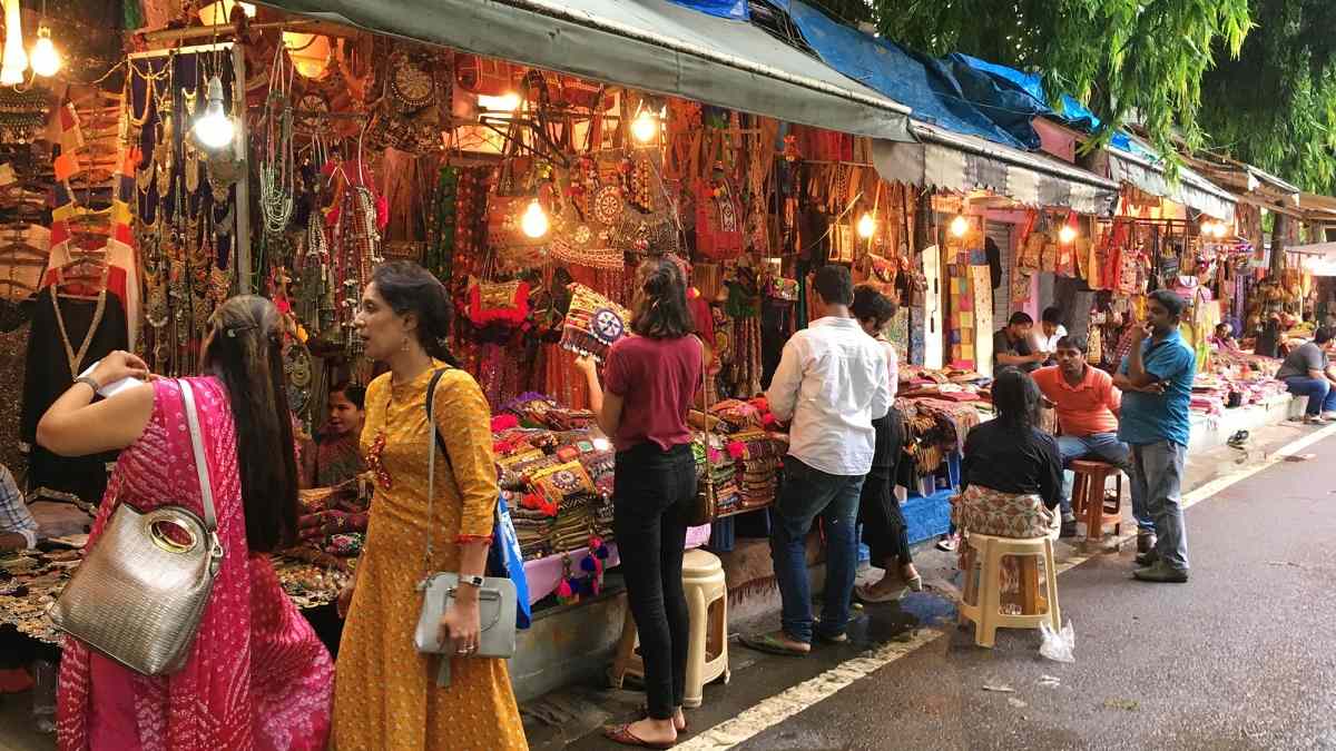 दिल्ली की इन मार्केट्स में कीजिए अच्छे ब्रांडेड जूतों की खरीदारी, कीमत जानकर होगी हैरानी Janpath Shopping Market Bajar