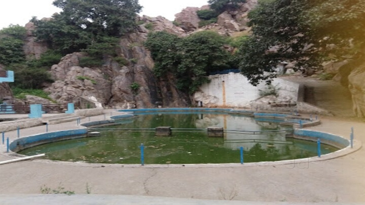 दिल्ली- NCR से 1 घंटे की दूरी पर है यह चमत्कारी झरना, जहां शांति के साथ मिलेगी चर्म रोगों से राहत Jharna Mandir Faridabad