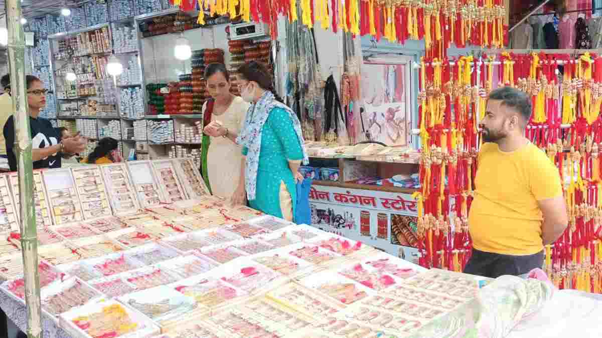 दिल्ली में रक्षाबंधन पर कहां करें सबसे सस्ती और शानदार खरीदारी? जानें टॉप 5 मार्केट्स की पूरी डिटेल Rakhi Market