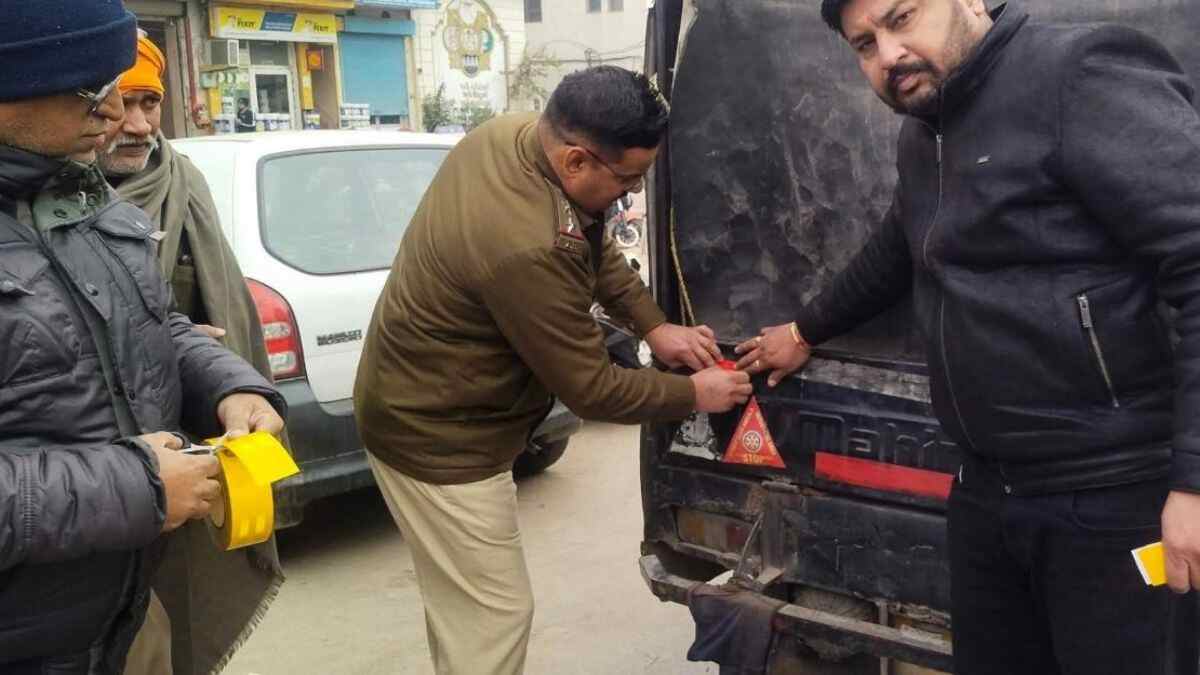 अंबाला के यह 2 युवक अनोखे तरीके से समझा रहे हेलमेट की अहमियत, सोशल मीडिया पर बटोर रहे सुर्खियां Ambala Brothers