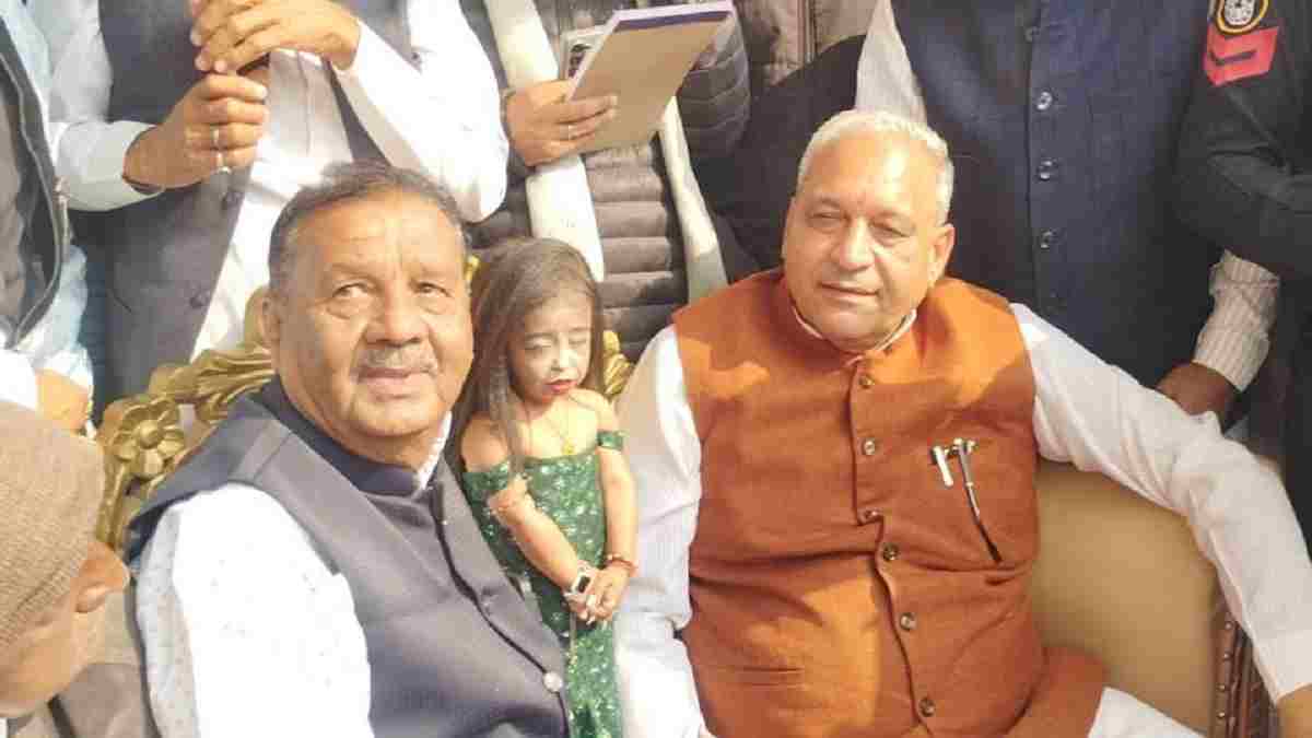 हिसार में पहुंची दुनिया की सबसे छोटी महिला ज्योति, मिठाई की नई दुकान का किया उद्घाटन Jyoti Amge