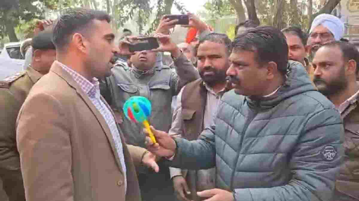 हरियाणा में कांग्रेस विधायक ने SDM को थमाया बच्चों के खेलने वाला झुनझुना, यहाँ जानें पूरा मामला SDM Guhla