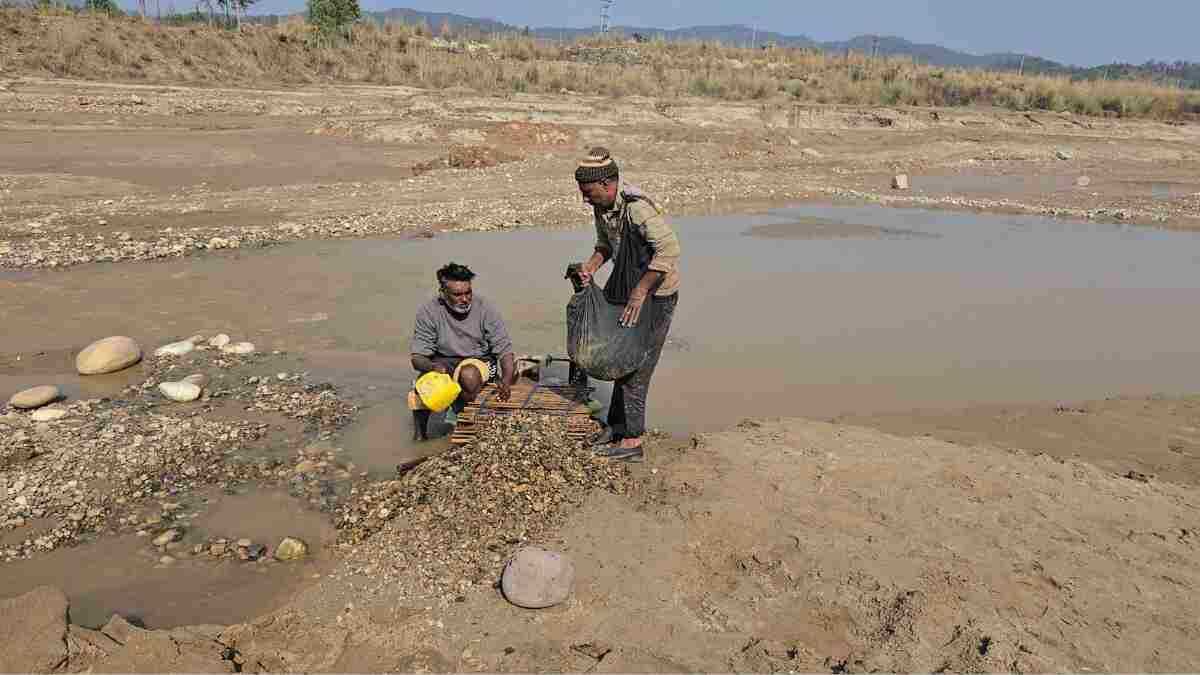 हरियाणा की गोल्डन नदी बनी लोगों की रोजी- रोटी का जुगाड़, काम में महारत वालों की लाखों में कमाई Yamunanagar Gold River