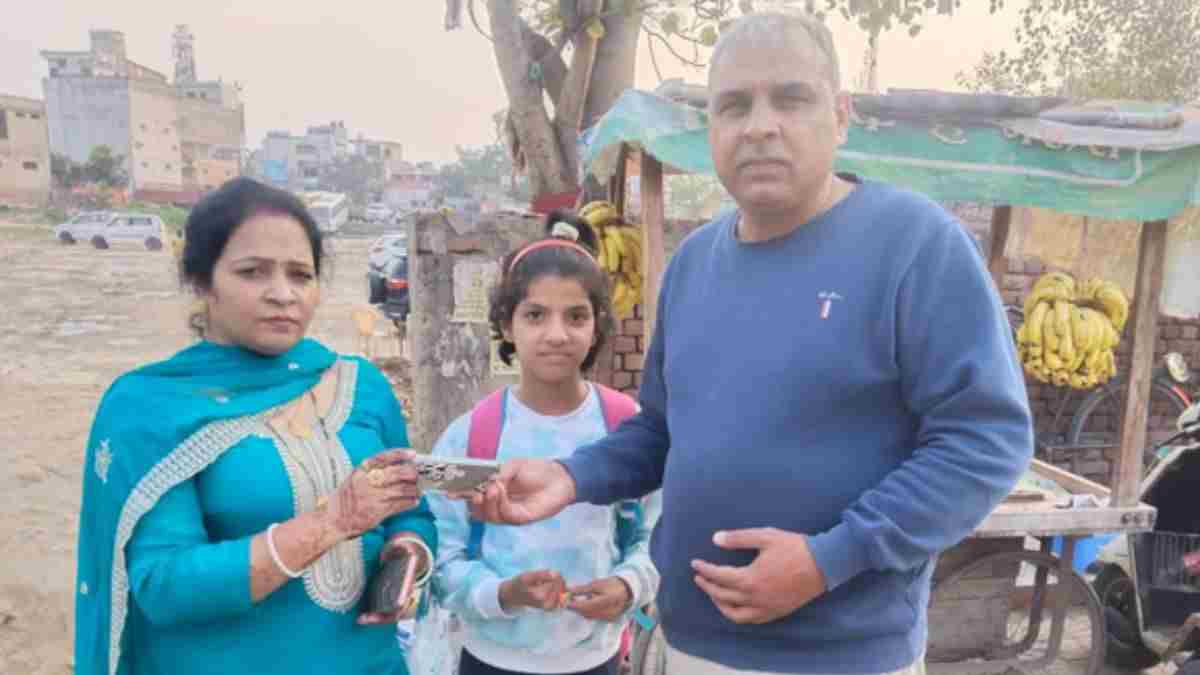हरियाणा पुलिस के कांस्टेबल ने दिखाई ईमानदारी, महिला को वापस लौटाया सवा 2 लाख रुपए का कीमती मोबाइल फोन Jhajjar News