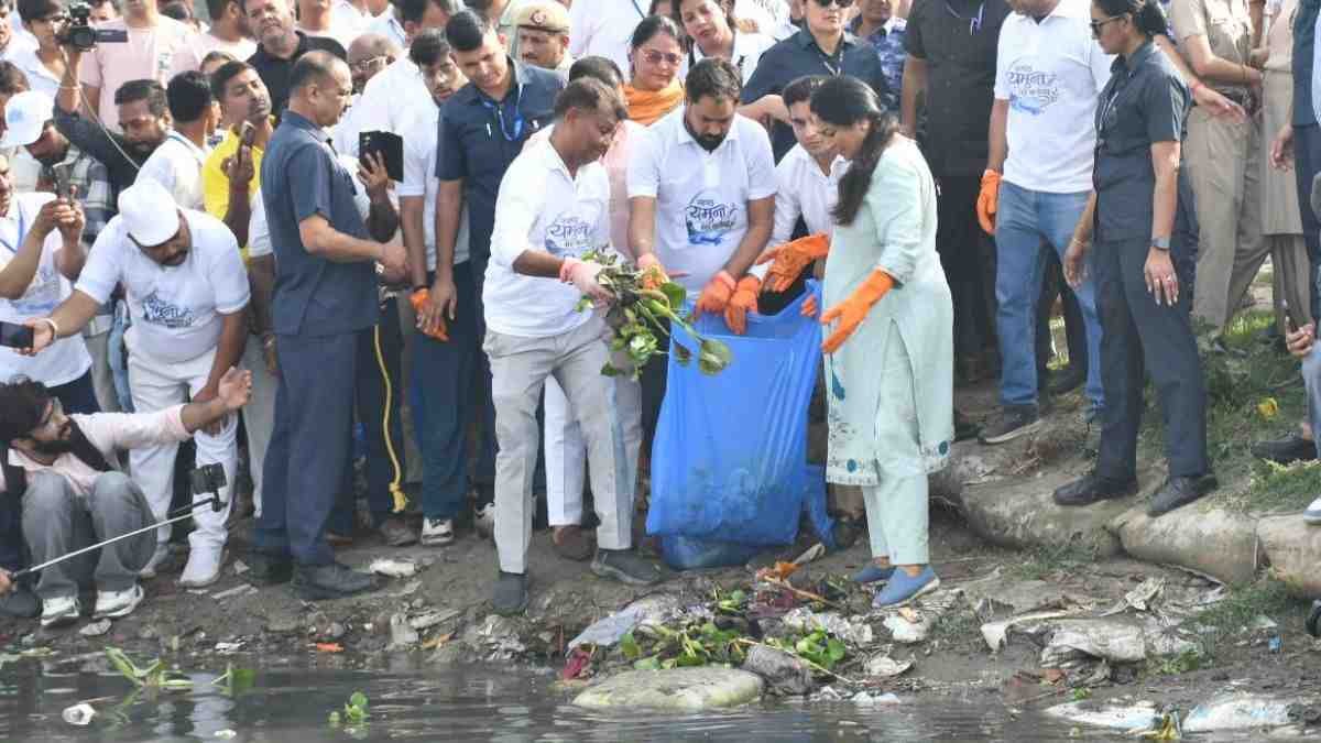 यमुना सफाई अभियान में उतरी पूरी दिल्ली कैबिनेट, 500 से अधिक एनजीओ शामिल CM Rekha Gupta Delhi