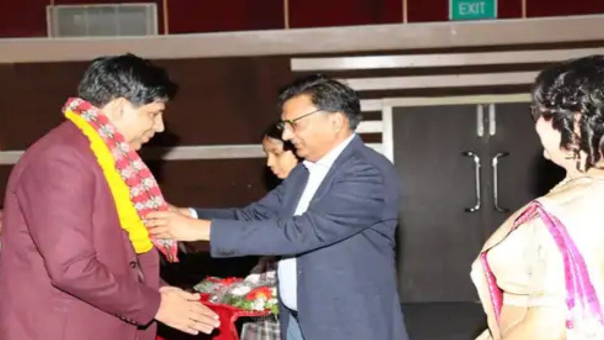 भिवानी के शिक्षा विशेषज्ञ राजन शर्मा को मिला ग्लोबल एजुकेशन आइकॉन अवॉर्ड- 2026, शिक्षकों से की चर्चा Rajan Sharma Bhiwani