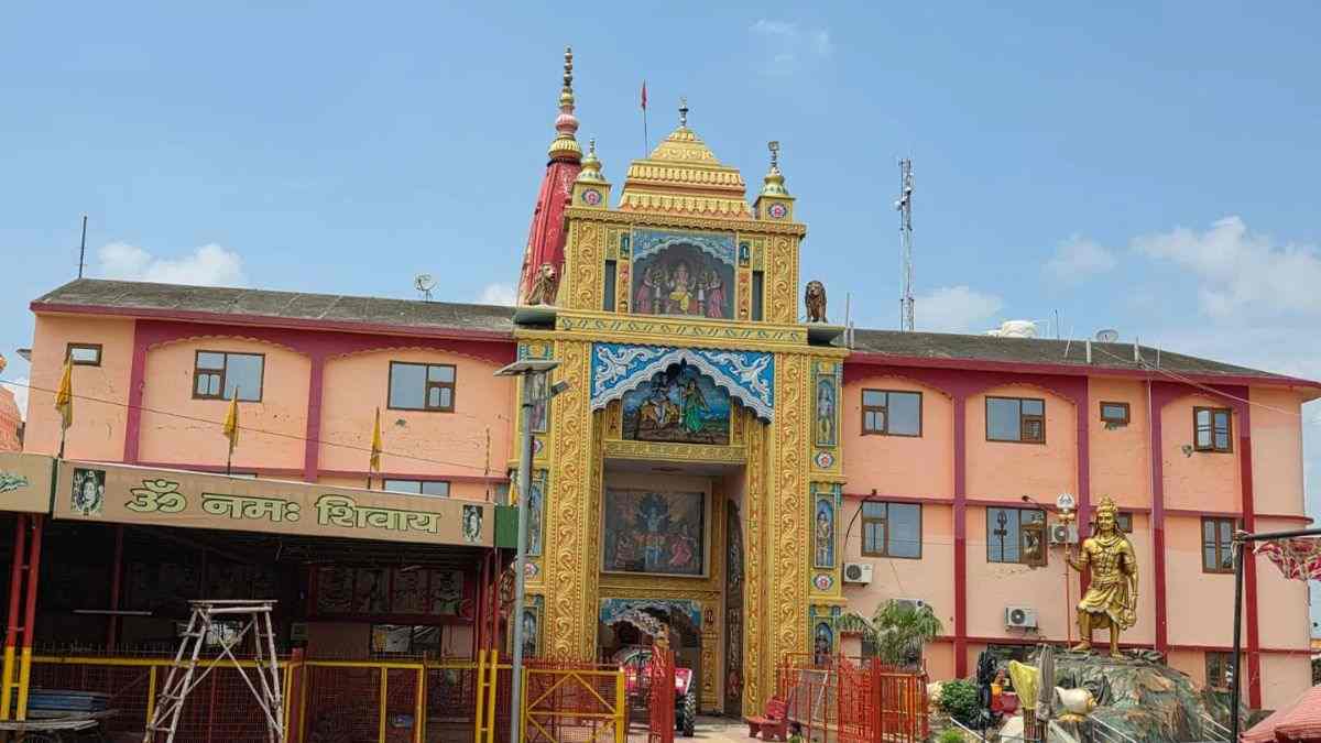 कुरुक्षेत्र के संगमेश्वर महादेव धाम में चौंकाने वाला दृश्य, शिवलिंग पर लिपटा दिखा काला नाग Sangameshwar Mahadev Dham Kurukshetra