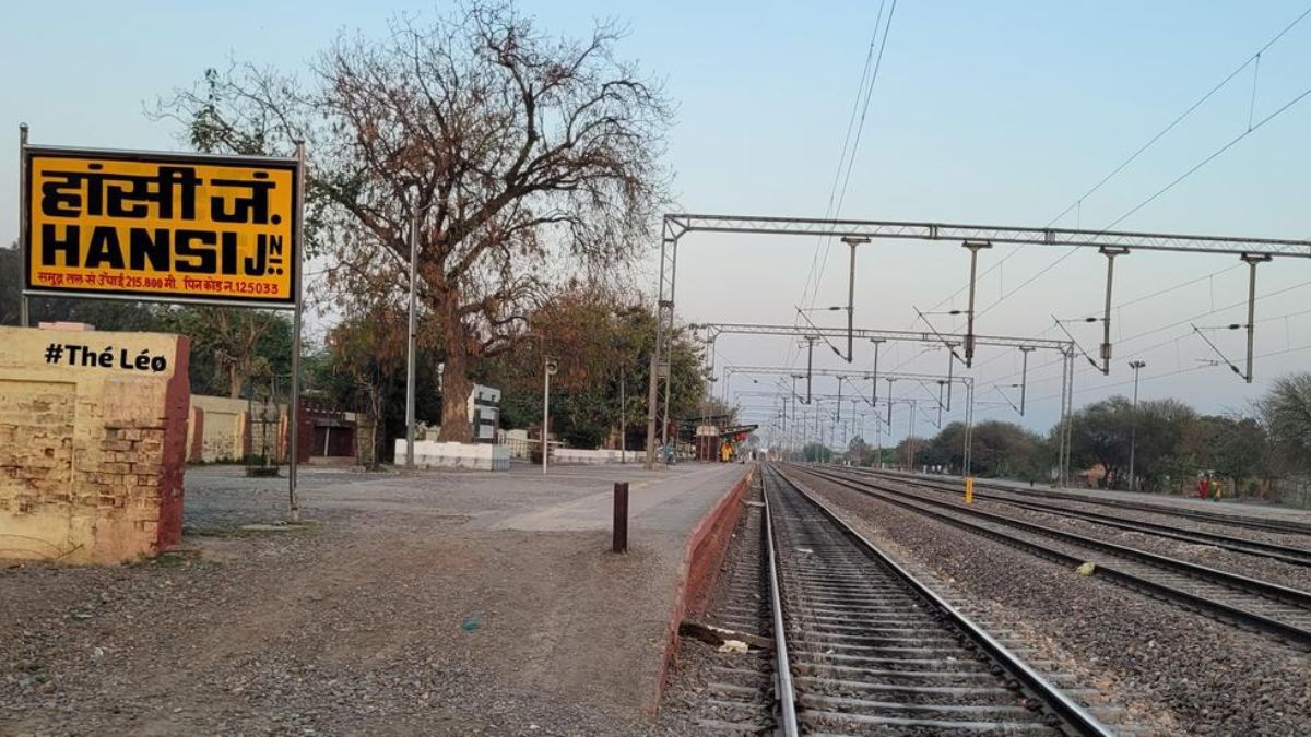 हांसी स्टेशन पर सवारियों के लिए तरसी पैसेंजर ट्रेन, उटपटांग समय बना बड़ी अड़चन Hansi Railway Station 1
