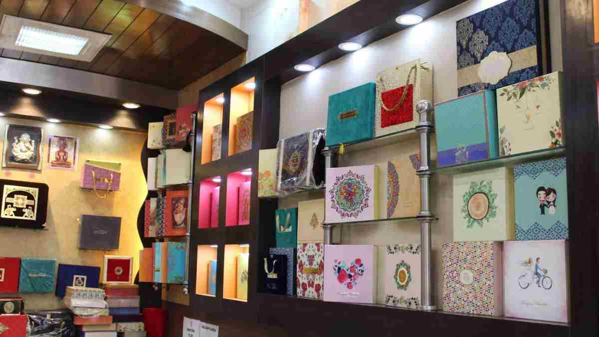 कम बजट में चाहिए लग्जरी शादी का कार्ड, दिल्ली का ये बाजार है बेस्ट ऑप्शन Shadi Ka Shop Dukan Bazar