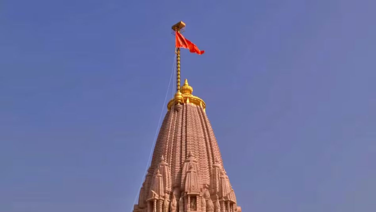 मंदिर के ऊपर लगी ध्वजा किसकी पहचान कराती है? जानें रंग और चिन्हों का रहस्यमय महत्व Flag Jhanda Mandir 1