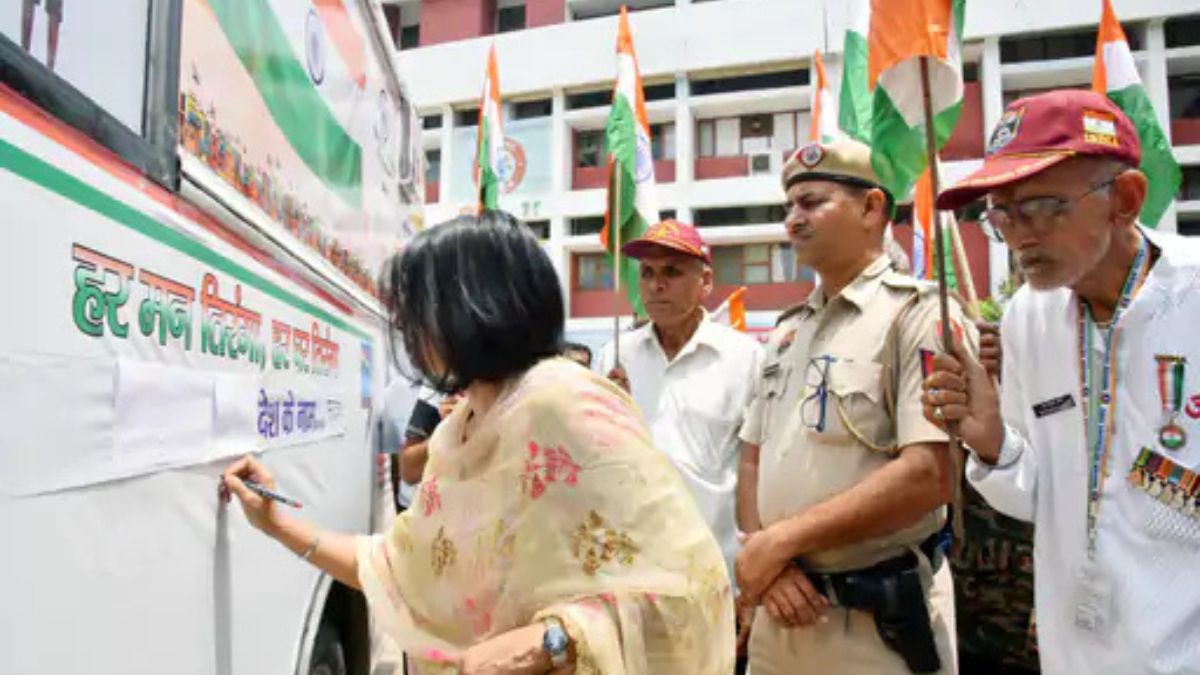 झज्जर में हर घर तिरंगा और वंदे मातरम अभियान का आगाज, ‘देश के नाम संदेश’ प्रचार वैन रवाना Har Ghar Tiranga