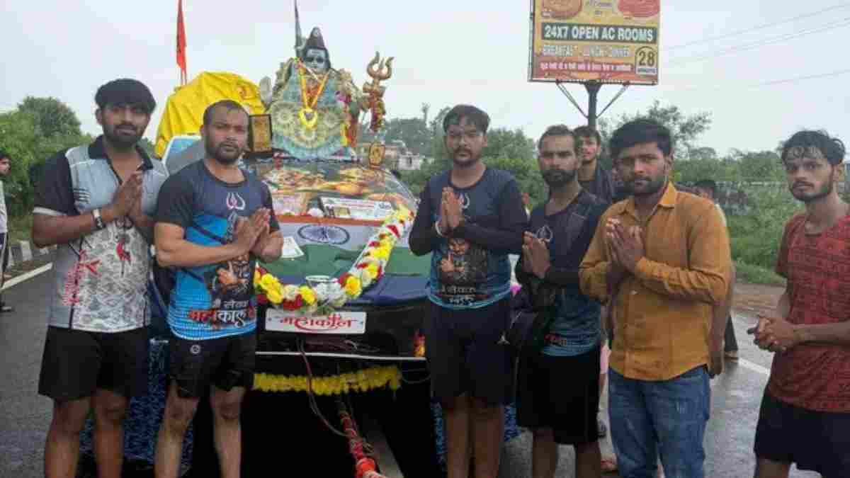 न मैकलेरन खरीदी, न करोड़ों खर्च किए… 8 लाख में बना दी ऐसी कांवड़ कि सड़क पर लग गई भीड़ Kanwar Yatra Delhi