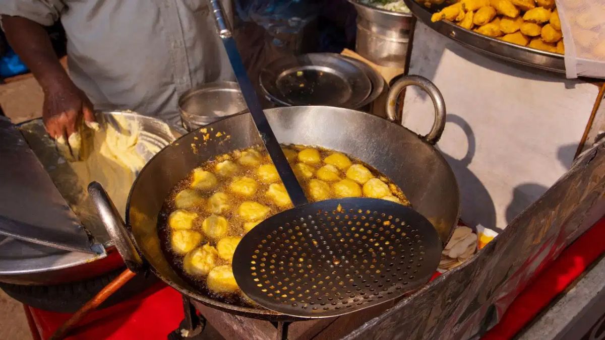 ब्रेड पकौड़े बेचने वाले की कमाई ने इंटरनेट पर मचाया तहलका, लोग बोले- ‘इतनी तो सैलरी भी नहीं!’ Pakoda