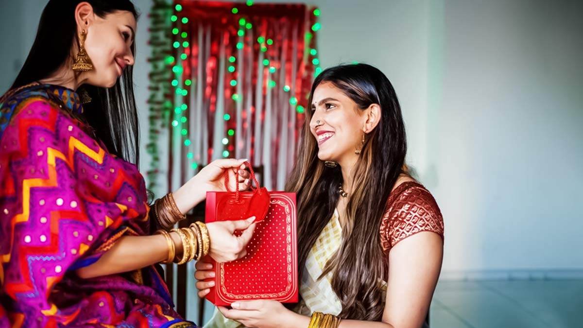 शादीशुदा बेटी को मायके से भूलकर भी न दें ये 5 चीजें, वास्तु में रिश्तों के लिए मानी जाती हैं अशुभ Daugter Beti Diwali Gift