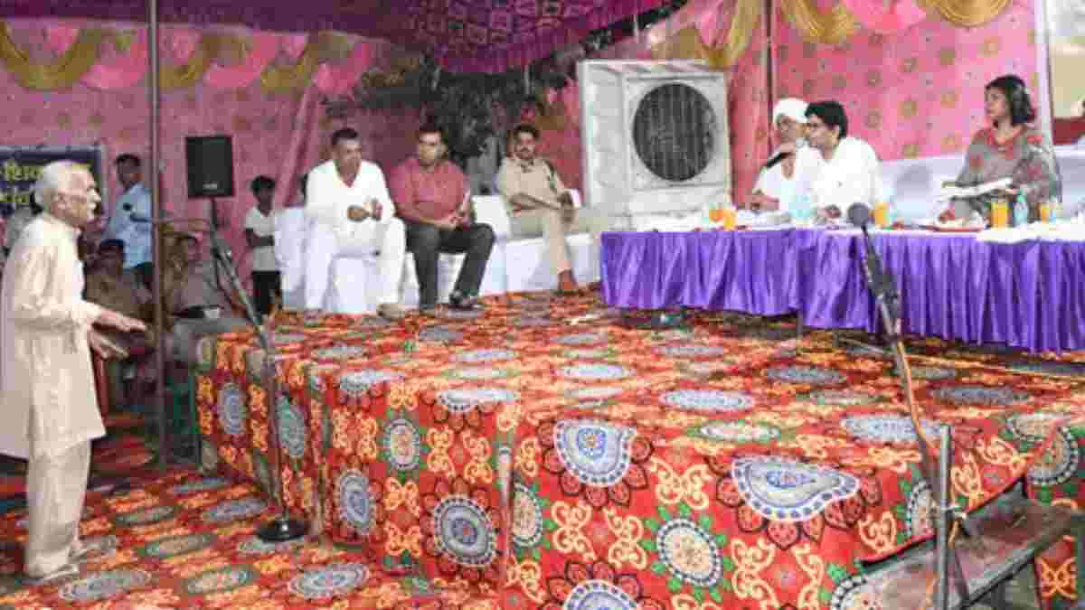 ग्रामीणों को नहीं लगाने पड़ेंगे दफ्तरों के चक्कर, गांव में पहुंचकर झज्जर DC ने सुनीं समस्याएं Jhjjar DC