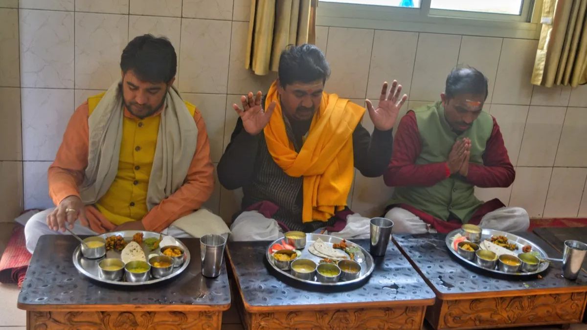 पितरों के श्राद्ध में ऐसे कराएं ब्राह्मण भोज, जानें भोजन परोसने से लेकर दक्षिणा तक नियम Pitru Paksha 2
