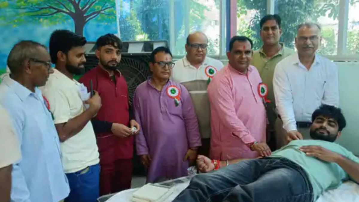 महेंद्रगढ़ में रक्तदान शिविर, 95 यूनिट रक्त जुटाया; रक्तदाताओं को मिले हेलमेट Raktdaan Blood Donation