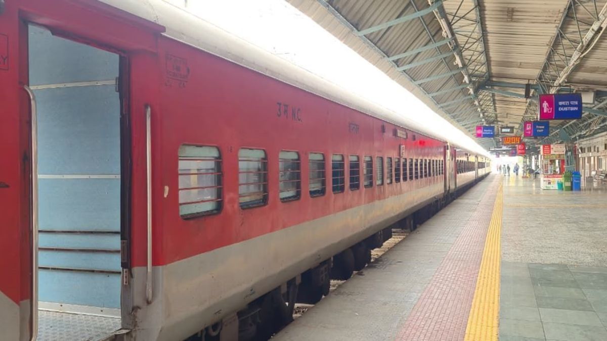 फेस्टिव सीजन में सफर होगा आसान, हिसार-भिवानी-रेवाड़ी रूट की इन ट्रेनों में बढ़े डिब्बे Train Station